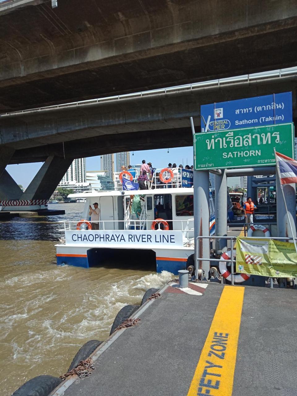 Baan Sathorn Riverfront Bangkok Bagian luar foto